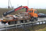 Duże utrudnienia na autostradzie A4 pod Wrocławiem. Z ciężarówki wypadły płyty betonowe!