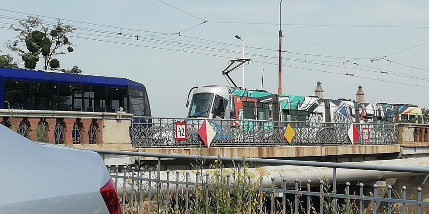 Wypadek przy moście Osobowickim. Nie kursowały tramwaje (ZDJĘCIA)