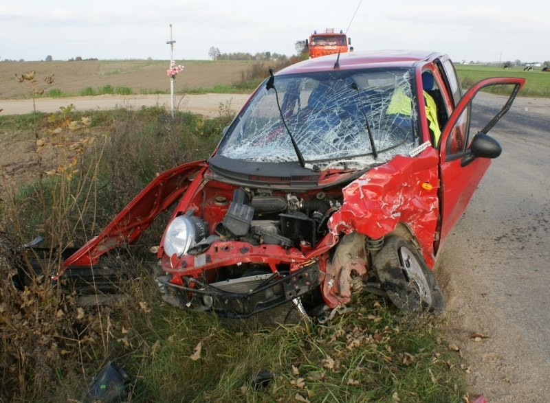 Jasionowo: Wypadek. Zderzenie matiza z fordem. 78-latek poleciał helikopterem do szpitala (zdjęcia)