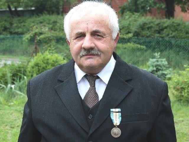 Czesław Karbowniczek z Odonowa &#8211; weteran sił pokojowych Organizacji Narodów Zjednoczonych &#8211; z medalem "W Służbie Pokoju&#8221;.