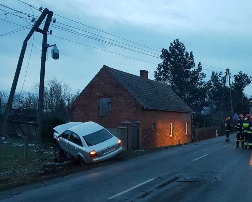 Do wypadku doszło na drodze wojewódzkiej 454 w Krogulnej.