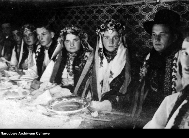 Dawne obrzędy i zwyczaje związane z weselem. Tutaj uczestnicy uczty weselnej w strojach regionalnych - 1925-1939.