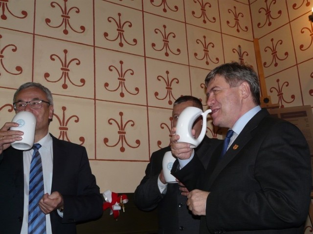Właściwości wody termalnej sprawdzał marszałek województwa Witold Stępień (po prawej)