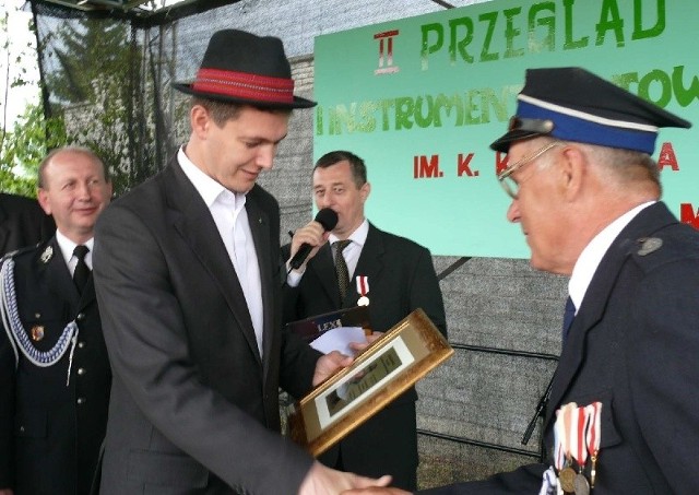 Adam Jarubas otrzymał w Niegosławicach tytuł Honorowego Sołtysa Wsi i insygnia: kapelusz i certyfikat w ramach.