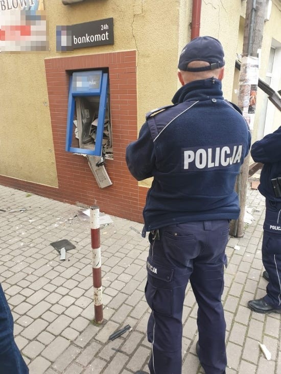 Nocą z 27 na 28 maja nieznani na razie sprawcy wysadzili bankomat przy ul. 11 Stycznia w Łabiszynie