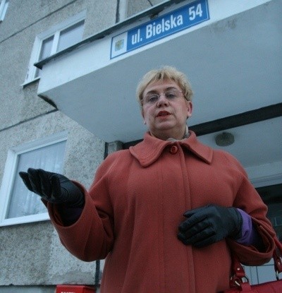 - Jeśli teraz administracja nie weźmie się za porządki na naszej ulicy, to wiosną będzie tu prawdziwy bałagan - mówi Jolanta Bojaczewska.