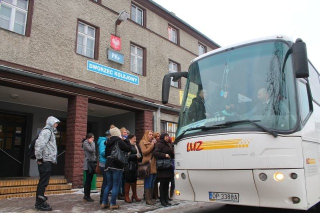 Autobusy musiały dzisiaj odbierać pasażerów z dworca w Strzelcach Opolskich, bo pociągi miały gigantyczne opóźnienia.