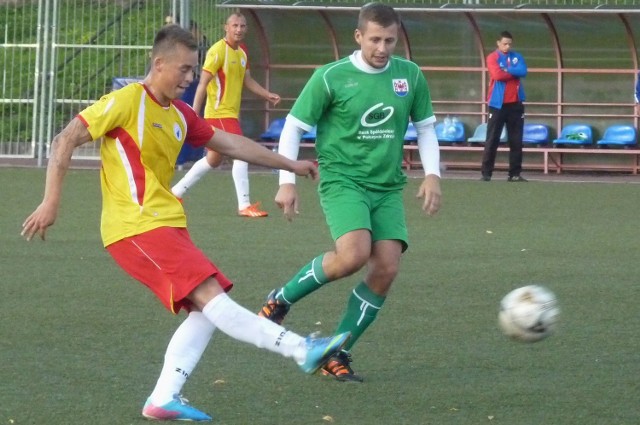 Wojciech Witoń (zielony strój) strzelił dwie bramki dla swojej drużyny. Obok Sebastian Wiśniewski z Bałtyku.