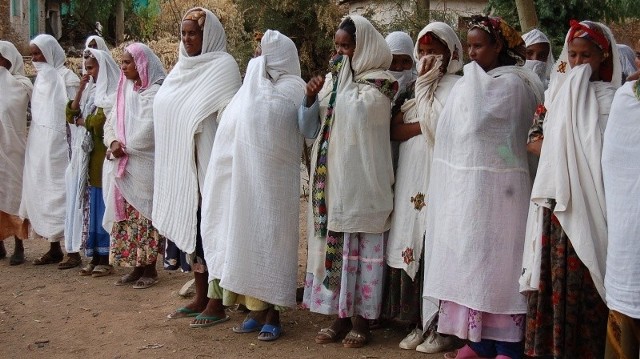 Kobiety w Etiopii na pogrzebowe ceremonie zakładają białe stroje