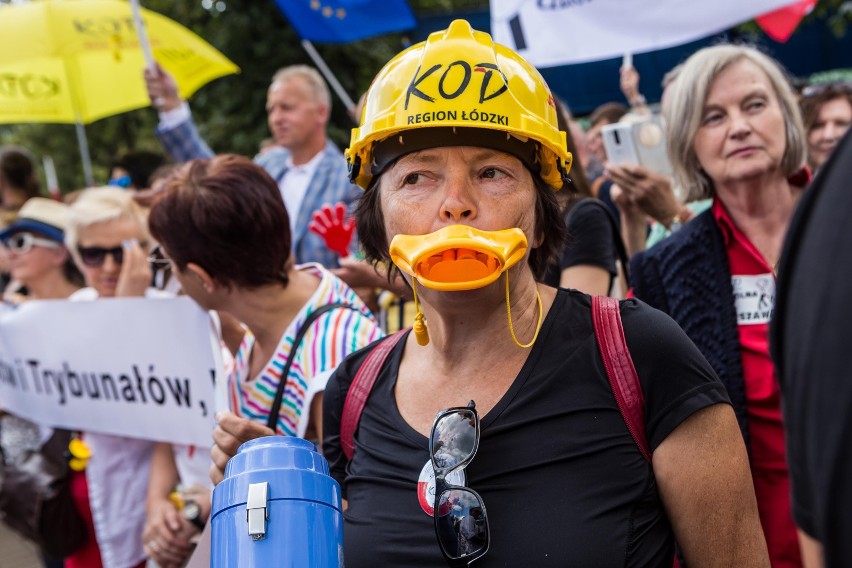 Protest przed Sejmem ws. zmian w sądownictwie [ZDJĘCIA] Demonstracja KOD i Obywateli RP w Warszawie