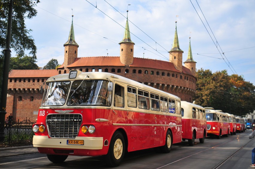 Kraków. Parada zabytkowych i nowoczesnych autobusów [ZDJĘCIA]