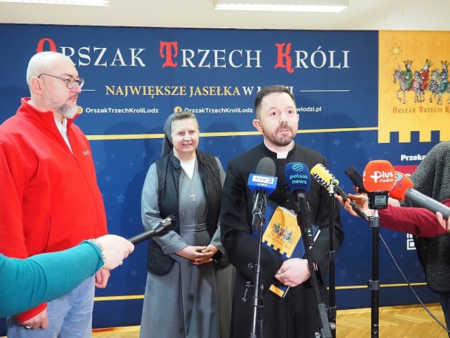 Tomasz Kopytowski, dyr. Caritas, siostra Halina Koćwin i ksiądz Grzegorz Matynia.