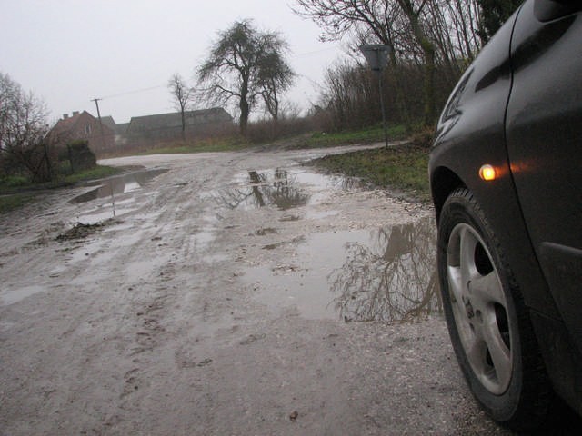 Droga powiatowa Wszedzień-Kołodziejewo. Tu nie ma szans na asfalt, kierowcy muszą więc pokonywać takie wyboje.