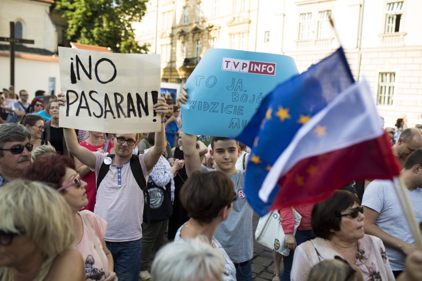 Kolejne protesty pod Wawelem w miesięcznicę pochówku Lecha i...