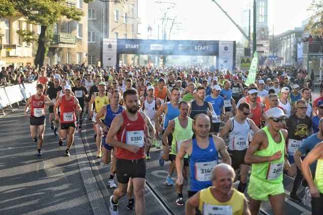 Punktualnie o godz. 9 rozpoczął się 19. PKO Poznań Maraton. W biegu uczestniczy ponad 5,5 tysiąca biegaczy. Zobacz zdjęcia ze startu ---->
