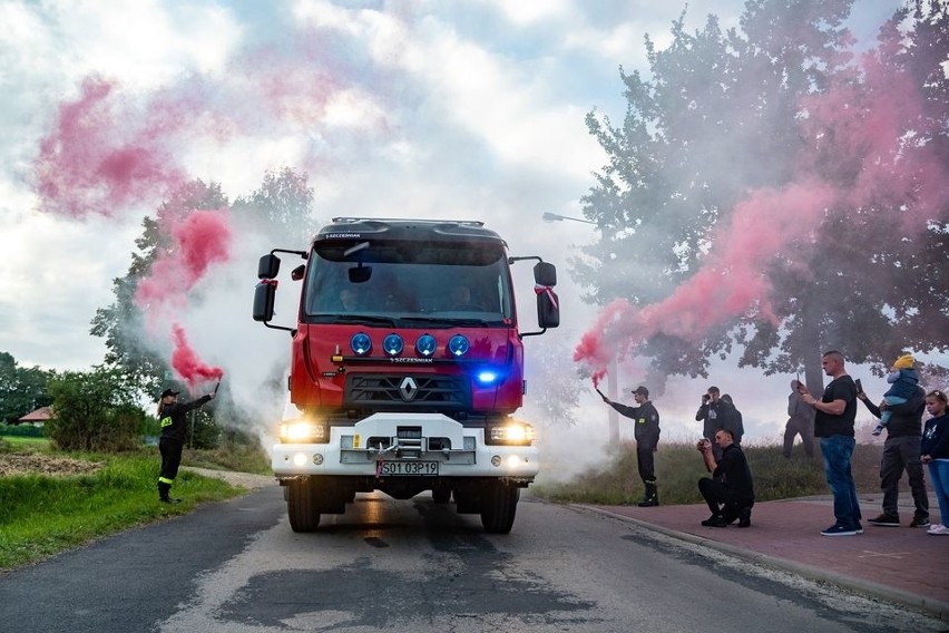 Strażacy z Grajowa mają nowiutki wóz ratowniczo-gaśniczy. Witano go fajerwerkami [ZDJĘCIA]