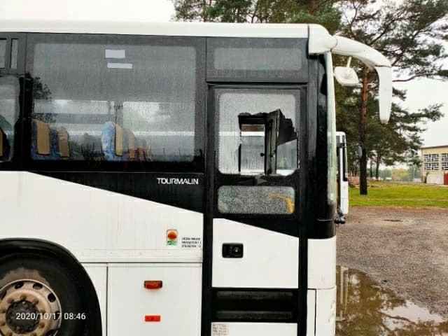 Chuligański wybryk w Magnuszewie. Wandale wybili szyby w autobusie szkolnym. Jest nagroda za ich wskazanie