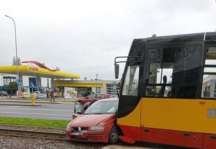 Kolizja samochodu osobowego z tramwajem w Grudziądzu....