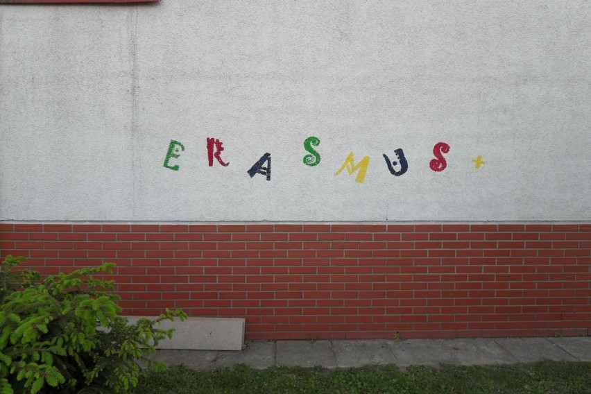 Białystok: SP 51. Uczniowie zrobili graffiti razem z rodzicami (zdjęcia)