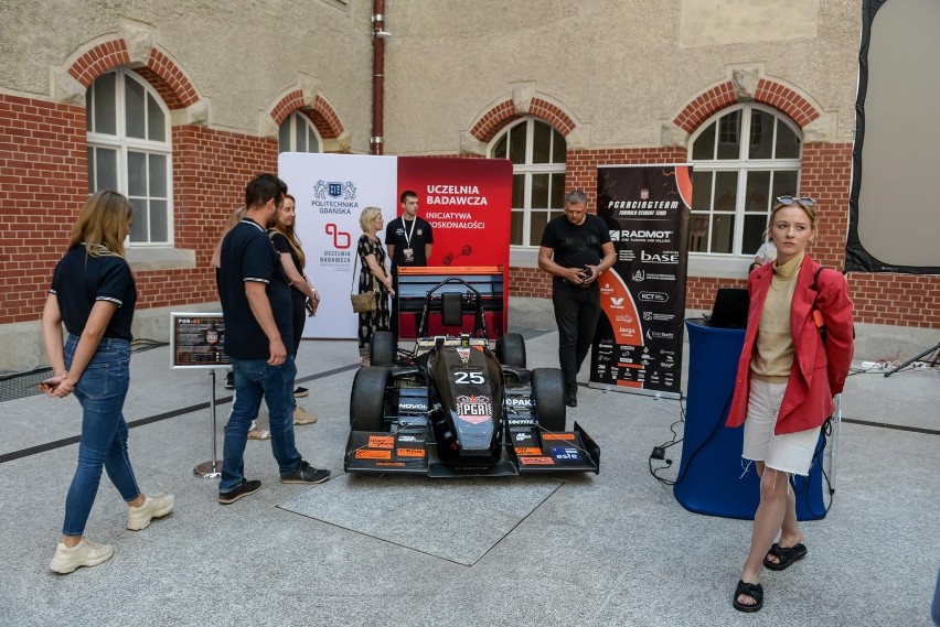 Studenci Politechniki Gdańskiej zaprezentowali przełomowy bolid. Wystartuje w prestiżowych zawodach