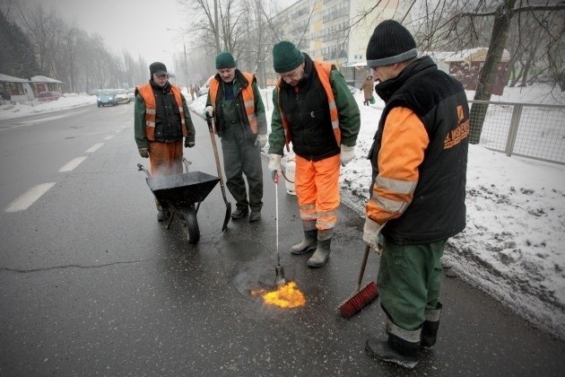 Na ulicach nie widać już ekip, które łatając dziurawe w jezdnie, rozgrzewały asfalt palnikiem.