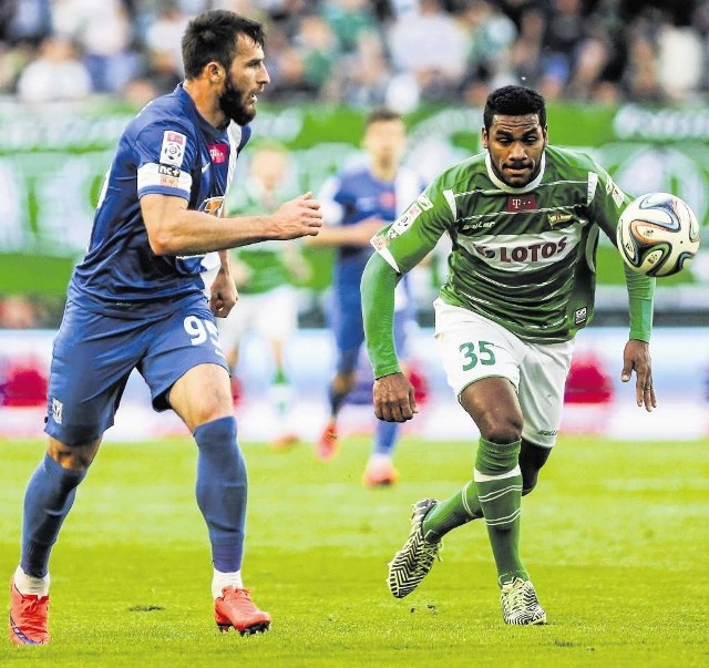 Lechia - Lech. Zaur Sadajew (z lewej) kontra Gerson