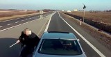 Agresywny kierowca mercedesa hamuje przed rozpędzoną ciężarówką i atakuje na drodze (FILM)