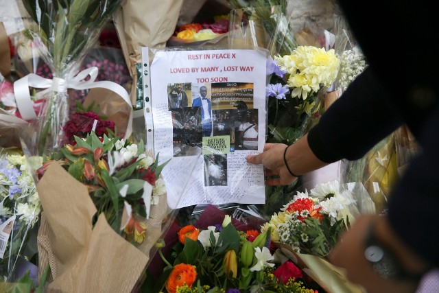 Znicze i listy w miejscu, gdzie 4 kwietnia został zamordowany 18-letni Israel Ogunsola. Do zbrodni doszło w dzielnicy Hackney w Londynie