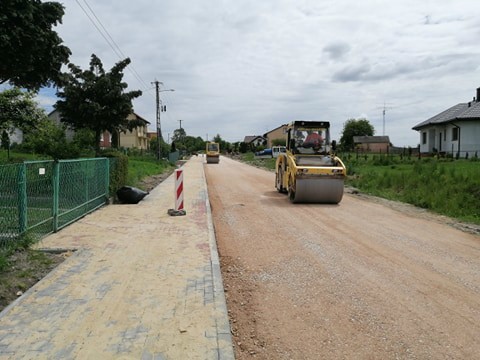 Droga powiatowa Konieczno-Modrzewie w gminie Włoszczowa w przebudowie. Starosta i burmistrz kontrolowali stan prac (ZDJĘCIA)