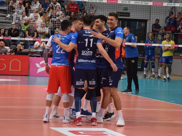 Łukasz Kaczmarek (z prawej) poprowadził Grupę Azoty ZAKSA Kędzierzyn-Koźle do triumfu w Bełchatowie.