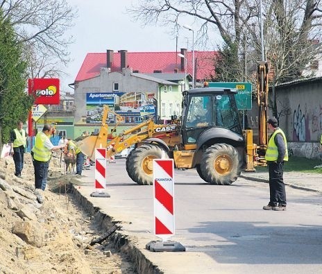 Chodnik przy ulicy Kościelnej w Mielnie został całkowicie rozebrany.Tego wymagała rozpoczęta przebudowa tej ulicy będącej częścią drogipowiatowej Mielno-Gąski.
