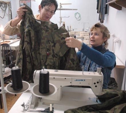 Teresa Dyderska i Bożena Żur szyją wojskowe spodnie i kurtki. Teraz  już tylko dla żołnierzy.