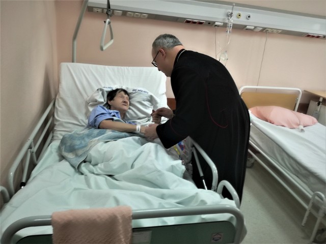 Opłatek w Szpitalu Wojewódzkim w Opolu. Chorych i pracowników szpitala odwiedził biskup Andrzej Czaja.