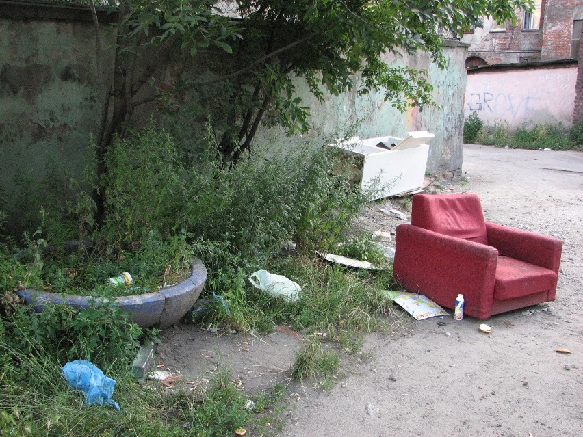 Wrocław: Segregacja śmieci to problem. Dzieci na Reja bawią się wśród odpadów (ZDJĘCIA)