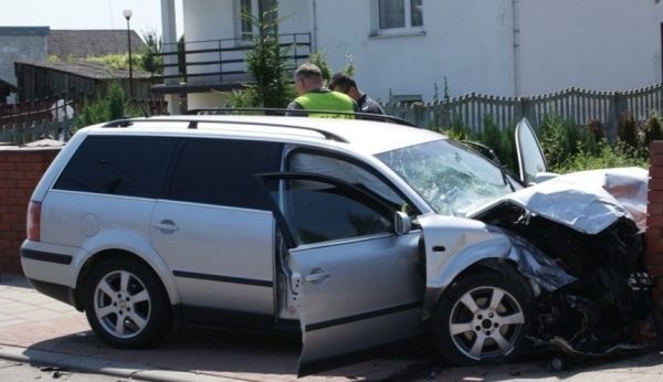 Mężczyźni z volkswagena twierdzili, że kierowca oddalił się z miejsca wypadku i nie wiedzą kto kierował autem