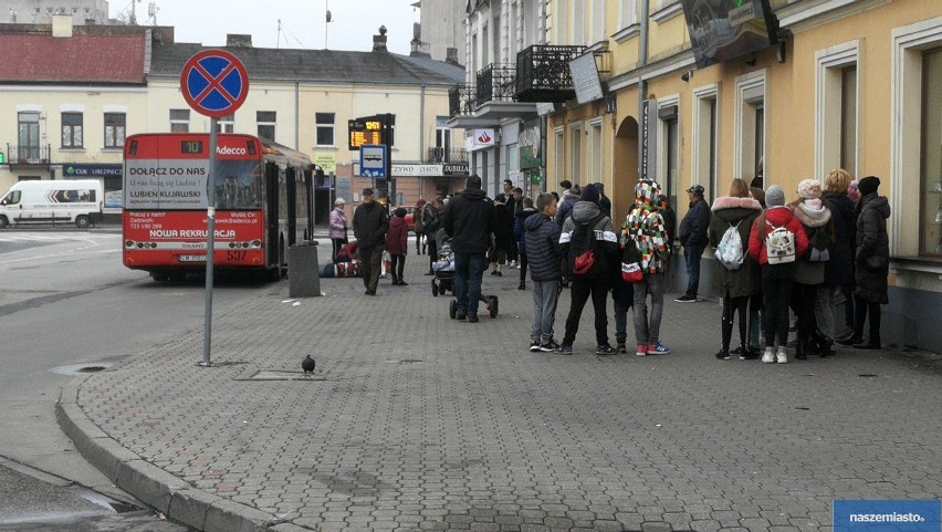 Potrącenie pijanego mężczyzna przez autobus MPK na placu Wolności we Włocławku [zdjęcia]