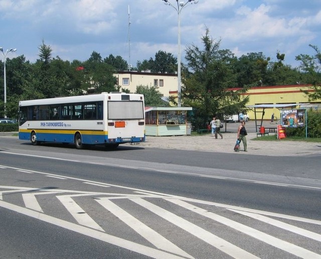 Dziś dworzec autobusowy w Nowej Dębie nie jest postrzegany jako wizytówką miasta, dlatego mieszkańcy czekają na od dawna zapowiadaną modernizację obiektu.