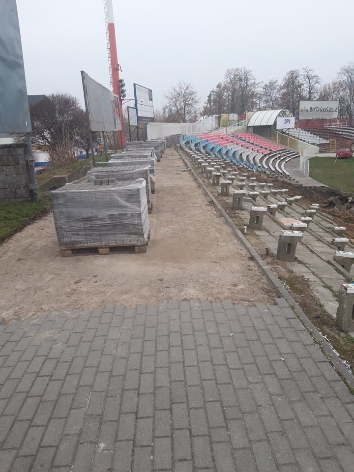 Na stadionie przy ulicy Sportowej trwają prace rozbiórkowe....