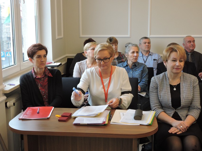 Sesja rady powiatu w Ostrowi. Radni ustalili zarobki staroście, dyskutowali też o szpitalu [ZDJĘCIA]