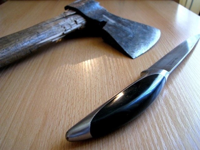 Podwójne zabójstwo w Kędzierzynie-Koźlu. Sprawca zadawał ciosy nożem i siekierą. Zdjęcie ilustracyjne