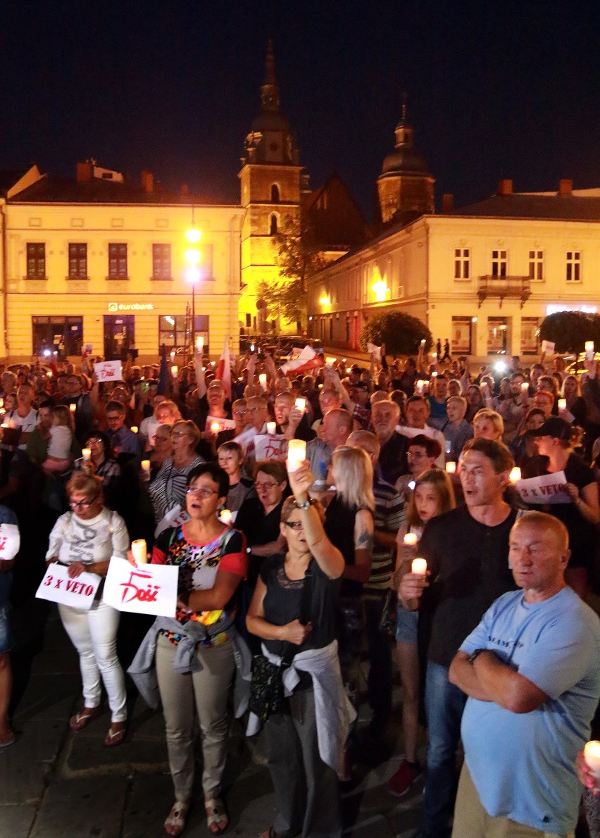 Tłum na Rynku Nowego Sącza: Wolne sądy - wolny naród [ZDJĘCIA]