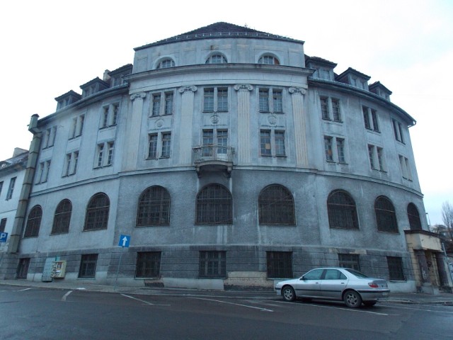 Ratusz przy ul. Obotryckiej został zbudowany w latach 1923-1924. Od około dwóch dziesięcioleci stoi pusty.