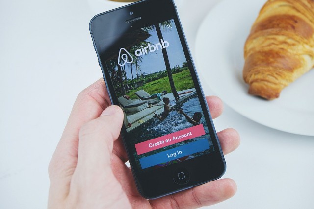 Szef Airbnb zapytał na Twitterze, co przydałoby się usprawnić w jego portalu. Internauci zaproponowali wiele ulepszeń - sprawdźcie, czego sobie życzą.