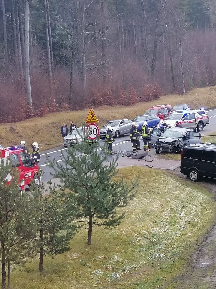 Groźny wypadek pod Polanicą. Droga nr 8 zablokowana