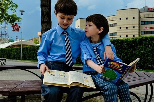 Świadczenie Dobry Start jest przyznawane raz w roku na uczące się dziecko, aż do ukończenia przez nie 20. roku życia. W przypadku dzieci niepełnosprawnych, które kontynuują naukę w szkole, świadczenie przysługuje aż do ukończenia przez nie 24. roku życia.