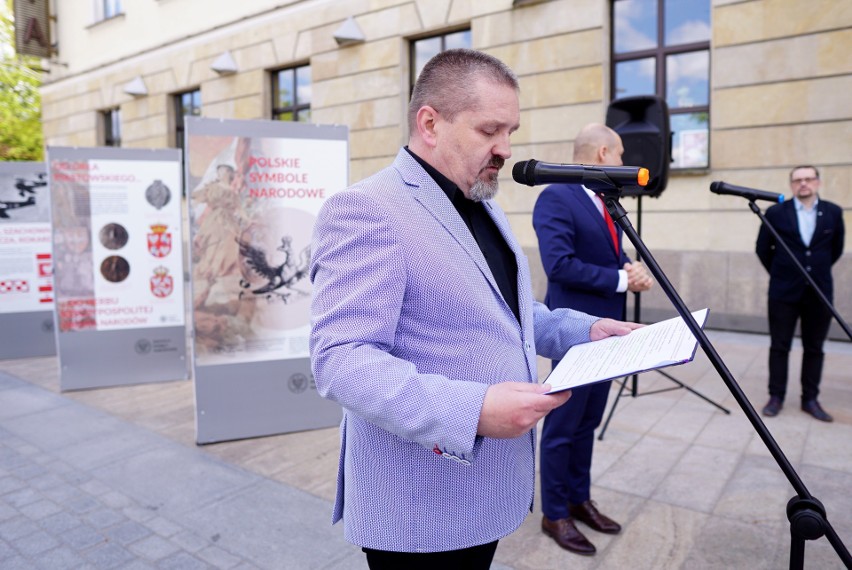 Prezentacja wystawy IPN "Polskie Symbole Narodowe" na placu...