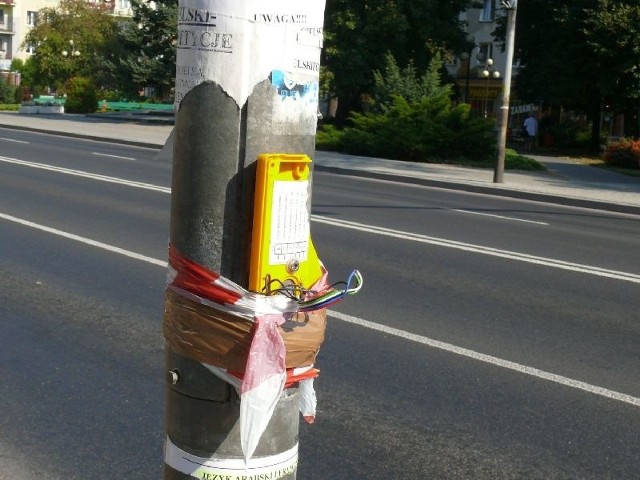 Zniszczony przycisk na sygnalizacji przy ulicy Staszica.