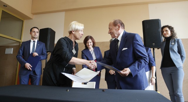 Podpisanie umowy o budowę Rzeszowskiego Centrum Komunikacyjnego.