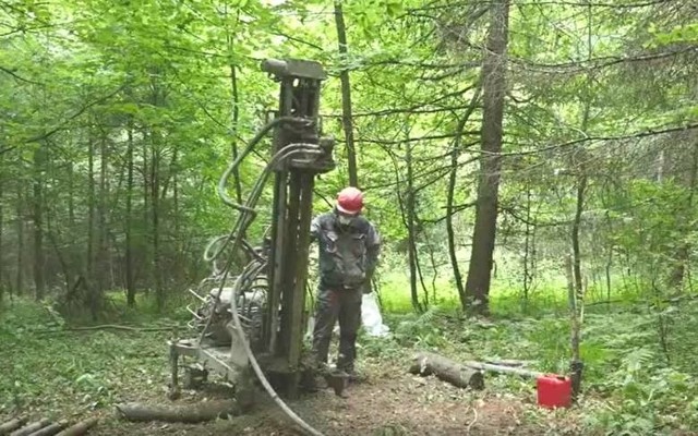 Blisko setkę pracowników Geofizyki Toruń udało się ściągnąć do kraju z Bułgarii dzięki "Lotowi do domu". Przechodzą kwarantannę. Loty kończą się 5 kwietnia, a firma ma jeszcze ekipę w Mozambiku, w Afryce.Tekst: Małgorzata Oberlan