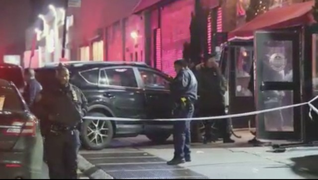 Kierowca stracił panowanie, wjechał na chodnik, po czym uderzył w szklaną ścianę restauracji Inwood Bar and Grill.